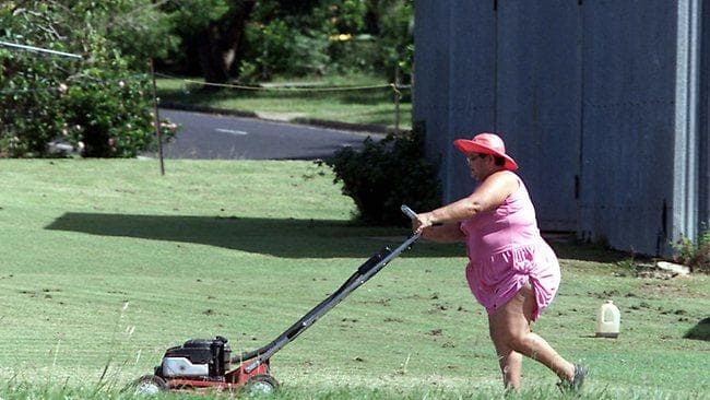 Hombre o mujer desbrozando su jardin con desbrozadora